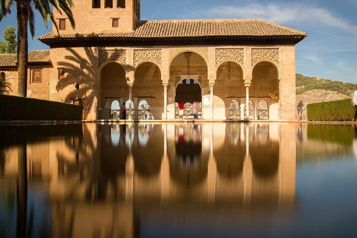 Guided tour of Alhambra and Generalife with Nasrid Palaces