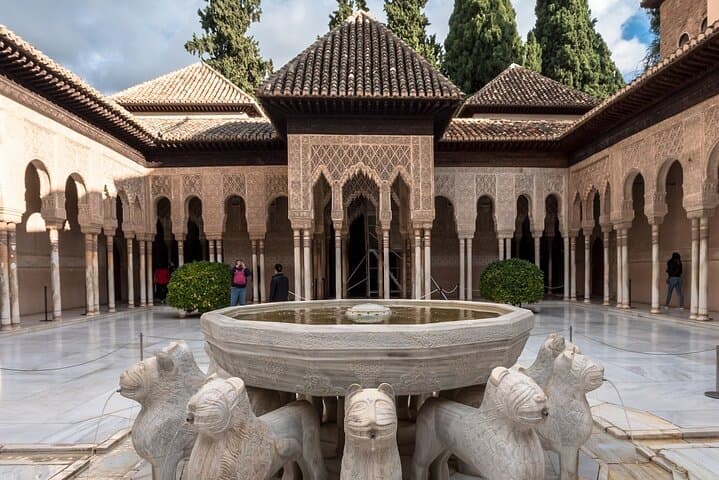 Guided tour of Alhambra and Generalife with Nasrid Palaces