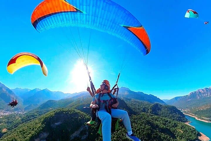 Tandem paraglider in the Pyrenees (Panticosa) + Video of the flight