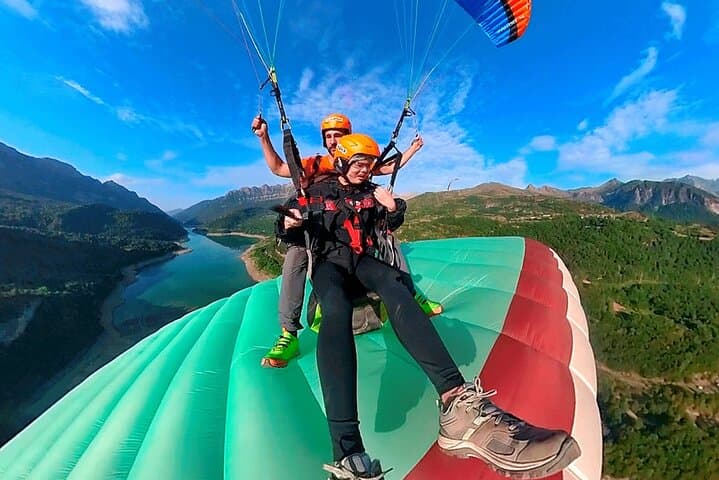 Tandem paraglider in the Pyrenees (Panticosa) + Video of the flight