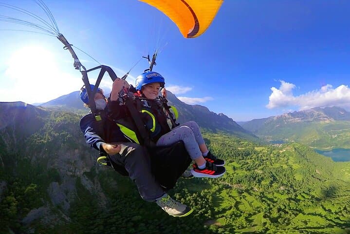 Tandem paraglider in the Pyrenees (Panticosa) + Video of the flight