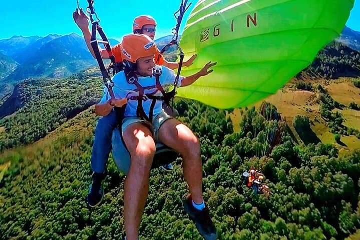 Tandem paraglider in the Pyrenees (Panticosa) + Video of the flight