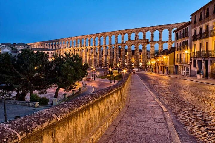 Walk towards the Segovia aqueduct