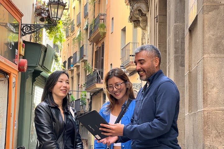 Guide explaining the history of the Gothic Quarter