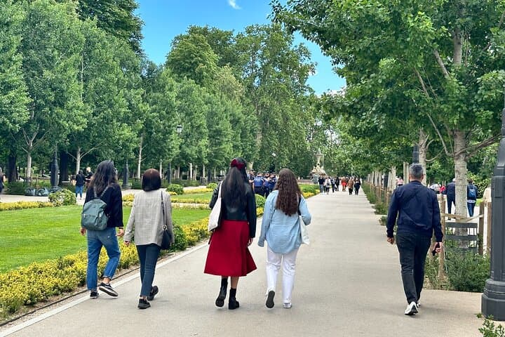 Group strolling through El Retiro Park
