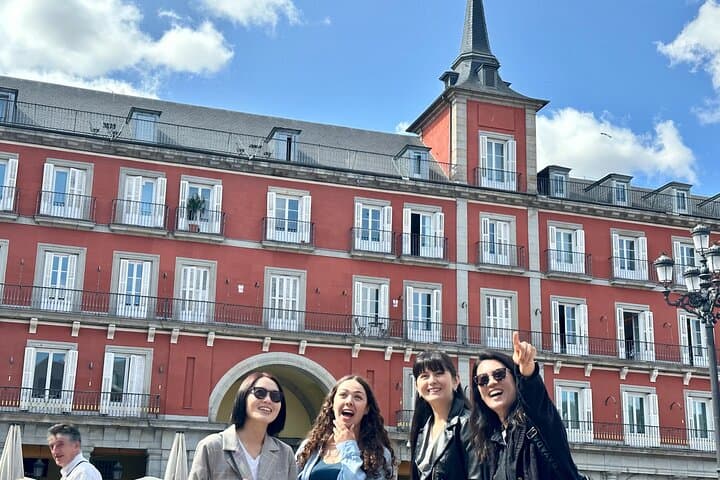 Group enjoying the visit at the Plaza Mayor