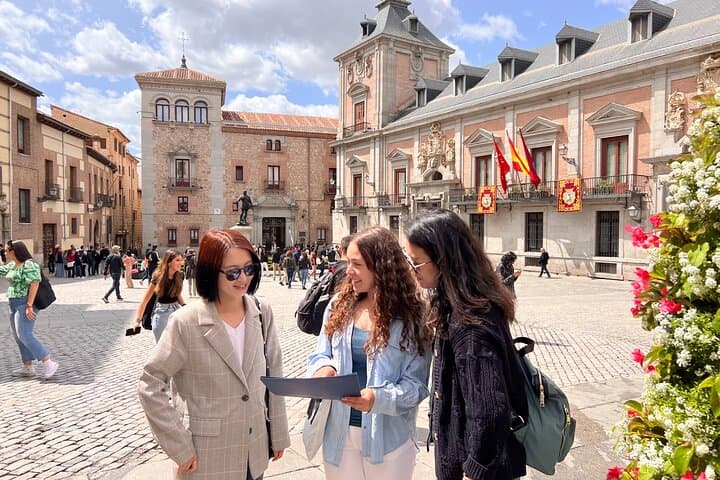Guide explaining Plaza de la Villa
