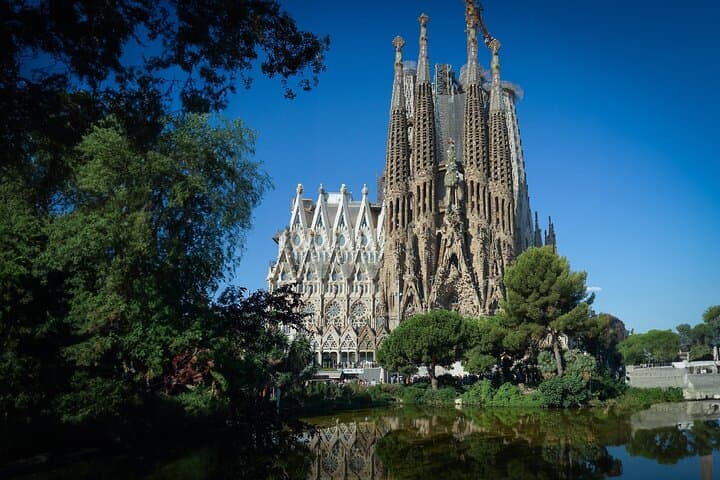 Sailing Experience,Sagrada Familia & Casa Battlo Small Group Tour