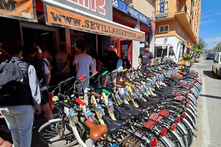 School group prepared to take a route through Seville