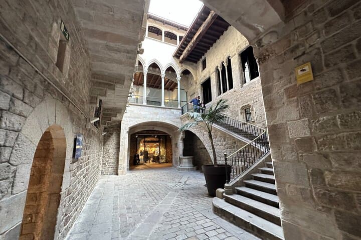 Barcelona Barrio Gotico & Sagrada Familia No-lines Private Tour