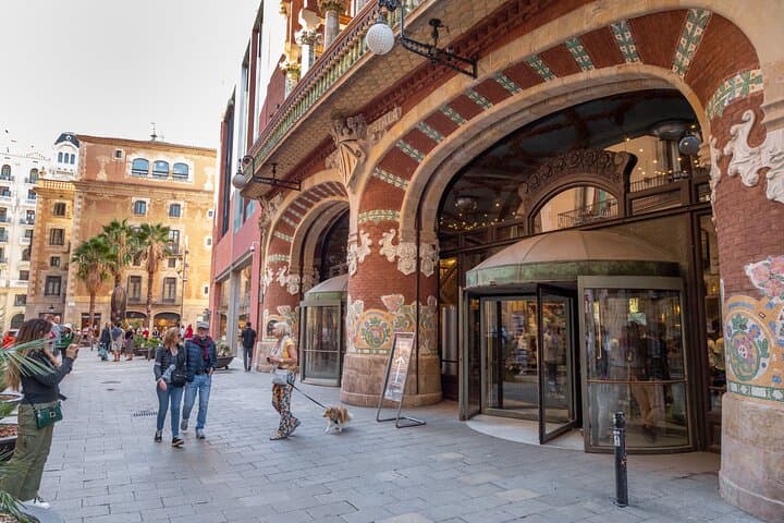 Barcelona Old Town Private Walking Tour with Local Historian