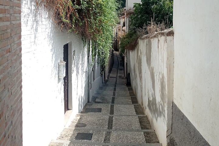 Royal Secrets of Granada: Self-Guided Dynasty Puzzle Quest