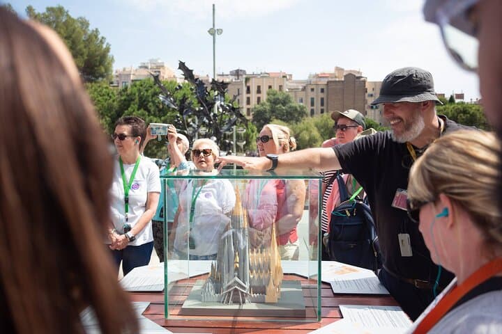 Sagrada Familia Guided Tour with Skip the Line Ticket