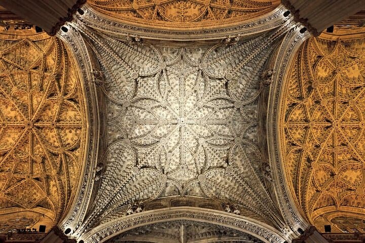 Sevilla: Guided tour to Cathedral and Giralda