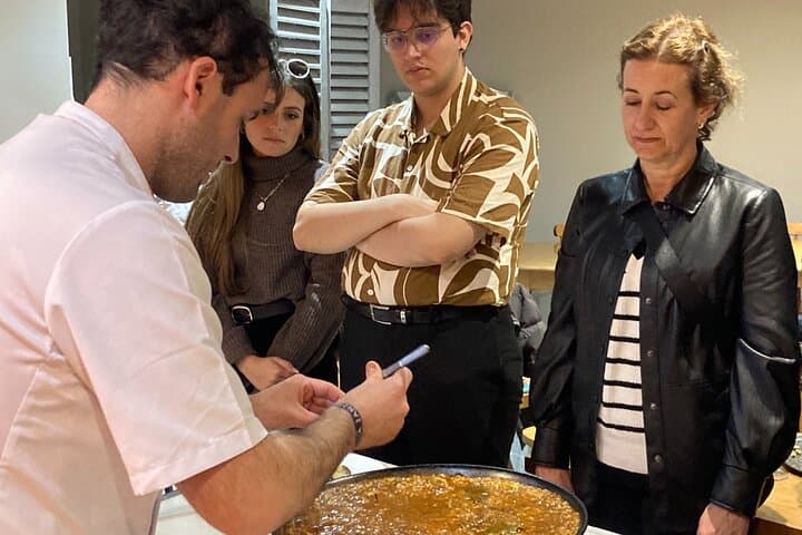 Seville: Paella Showcooking Experience