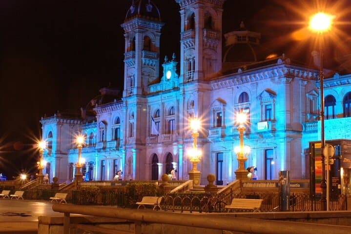 The Essence of San Sebastian: Old Town Charm & Seaside Beauty