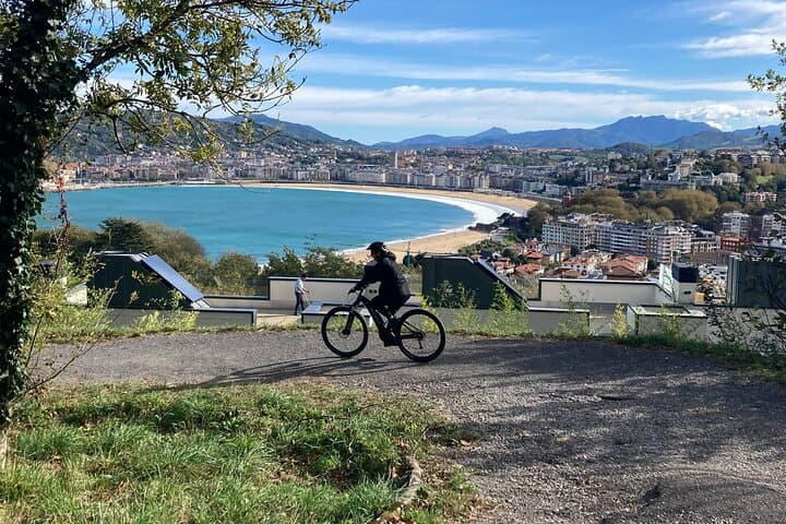 Guided Electric Mountain Bike Tour in Gipuzkoa