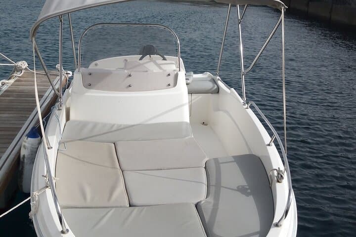 Self drive Boat Hire in Playa Blanca for 5 People