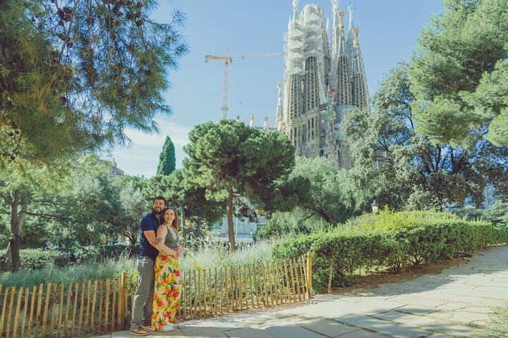 Barcelona : Private Photoshoot Outside Sagrada Familia