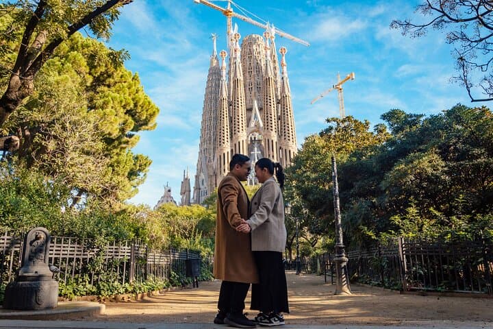 Barcelona : Private Photoshoot Outside Sagrada Familia