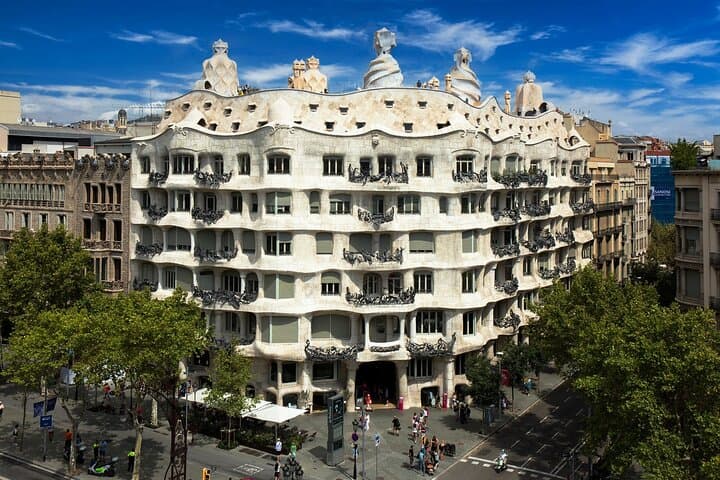 La Pedrera Guided Tour with Fast Track Access