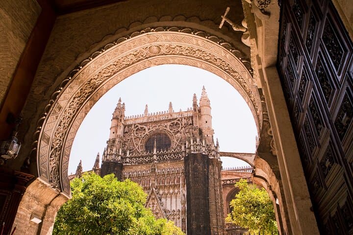 Sevilla: Guided tour to Cathedral and Giralda