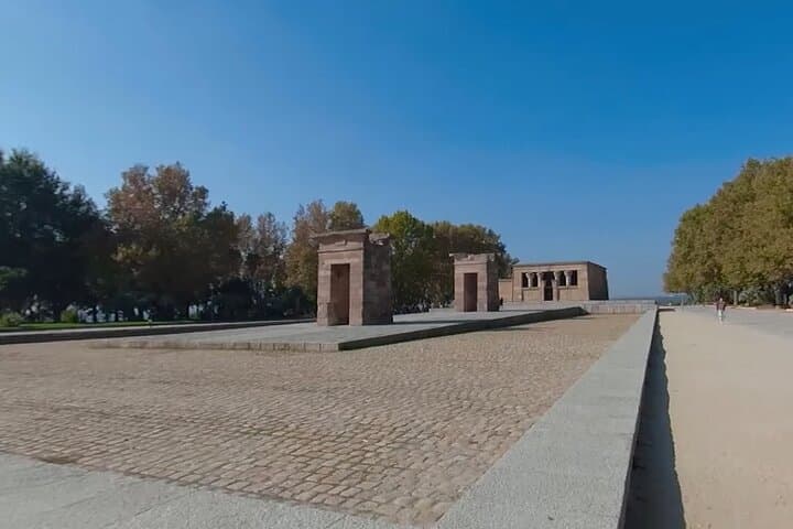 Historic Madrid Virtual Reality Experience with an Official Guide
