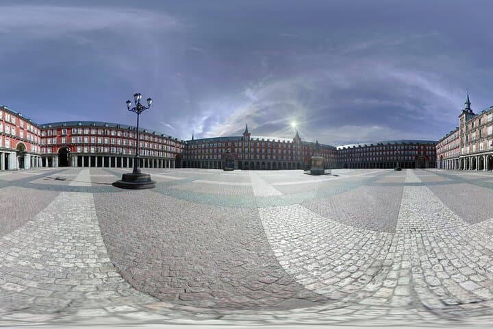 Historic Madrid Virtual Reality Experience with an Official Guide