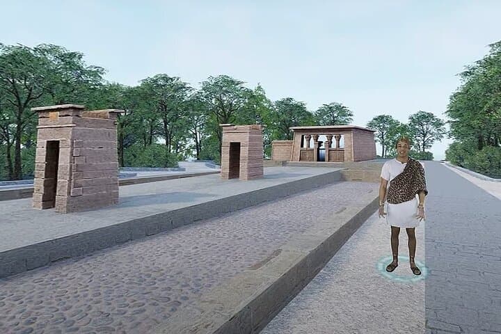 Historic Madrid Virtual Reality Experience with an Official Guide
