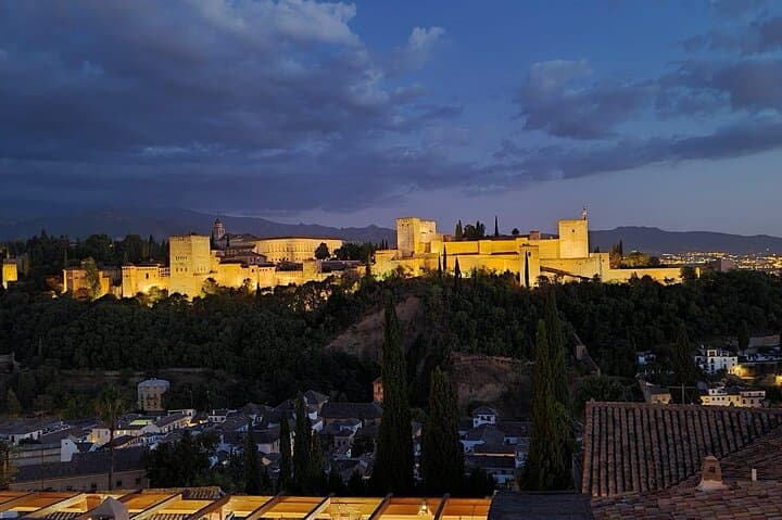 Private tour of the Granada Alhambra (tickets included)