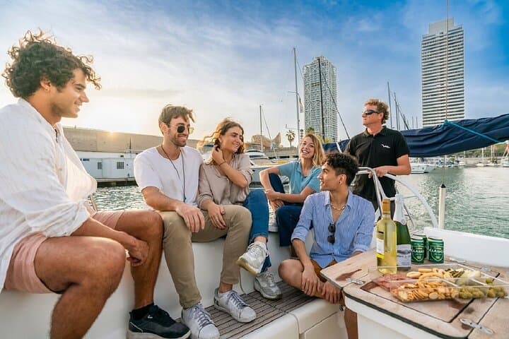 Barcelona: 1 hour sailing experience with drinks and snacks