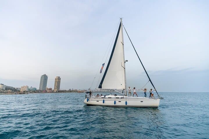 Barcelona: 1 hour sailing experience with drinks and snacks