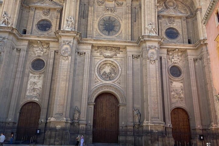 Granada Essential : Private Tour Albaicín and Centro + Oil Tasting