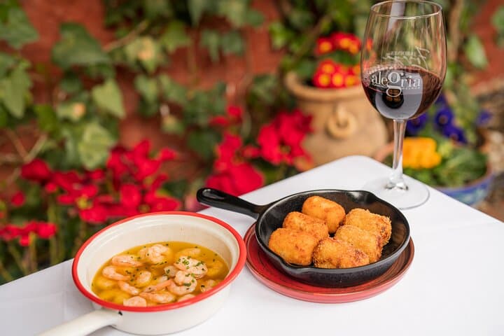 Dinner on a terrace in the Albayzin and a live flamenco show