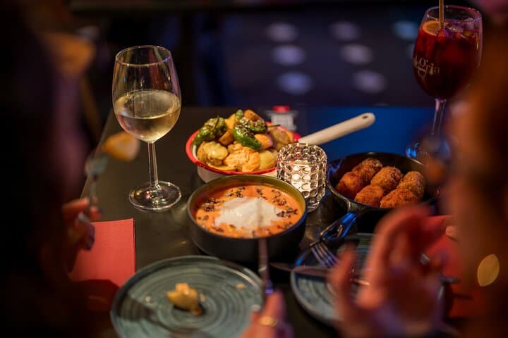 Dinner on a terrace in the Albayzin and a live flamenco show