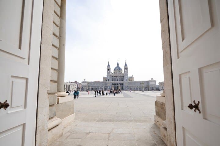 Madrid: Royal Palace Expert Guided Tour with Optional Tapas