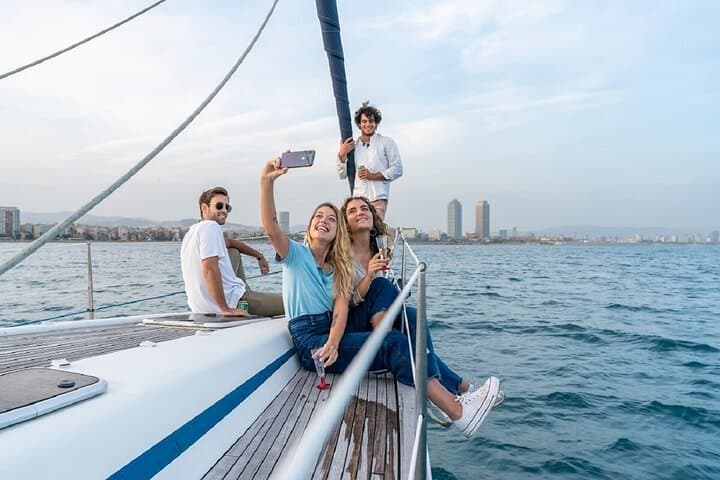Barcelona: 1 hour sailing experience with drinks and snacks