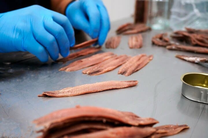 Preparation of octavillo in Canned 5Ñ de Santoña