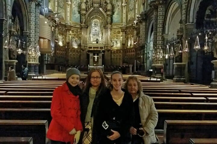 Private Montserrat tour with 2 guides and hotel pickup