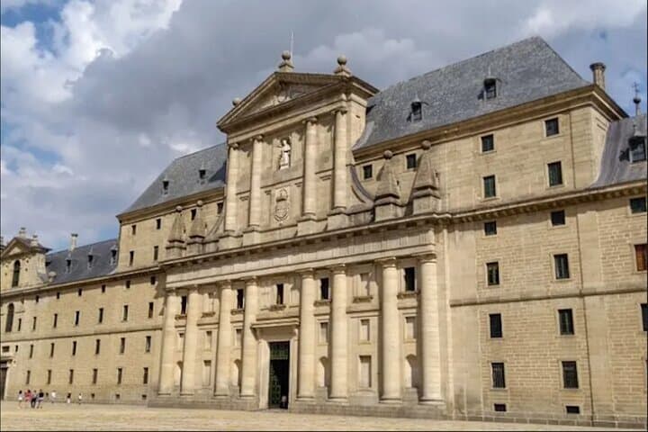 Private Minivan Tour of El Escorial Monastery and Segovia