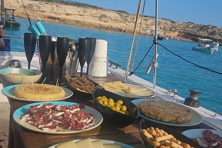 Ibiza: Private Sailboat with Tapas, Open Bar & Music