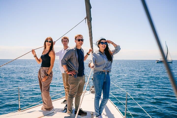 Barcelona: 1 hour sailing experience with drinks and snacks