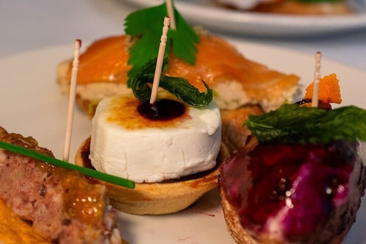 Barcelona: Self Guided Tapas and Wine Tour at Born