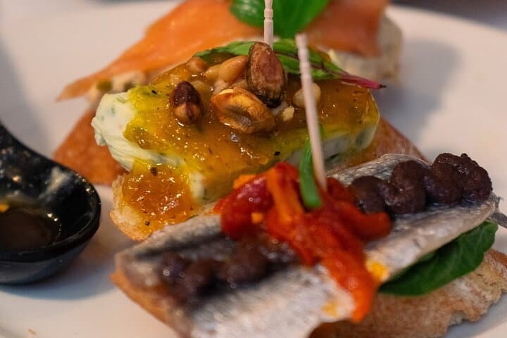 Barcelona: Self Guided Tapas and Wine Tour at Born