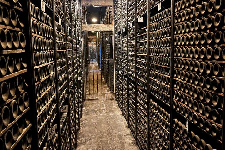 Private tour to La Rioja : Visit 2 premium wineries with lunch
