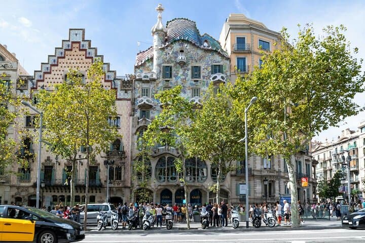 Guided private morning tour of La Pedrera with Casa Batlló ticket