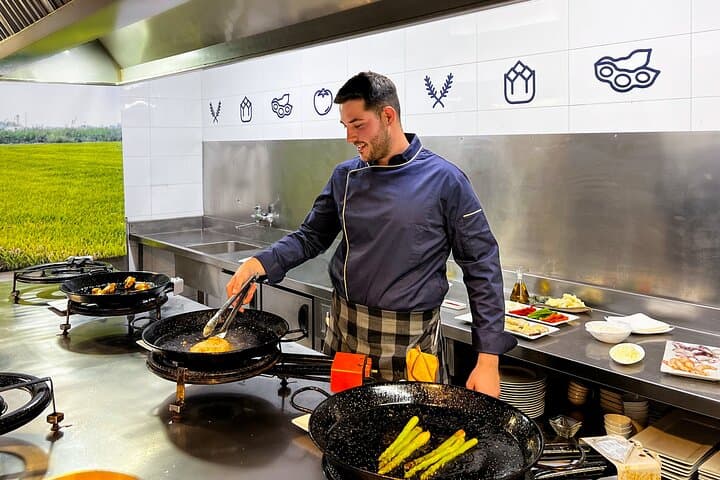 Paella Cooking Class, Wine Tasting & Central Market in Valencia