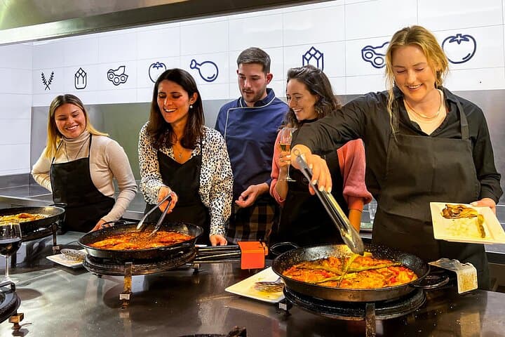 Paella Cooking Class, Wine Tasting & Central Market in Valencia