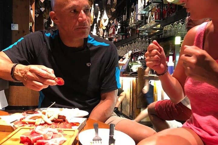 Barcelona´s Lunch or Dinner Tapas Tour: Food, drinks, happiness!