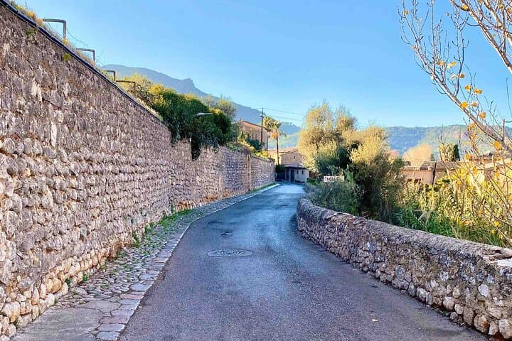 Soller’s Secret Stories: An Audio Tour by Travel Author
